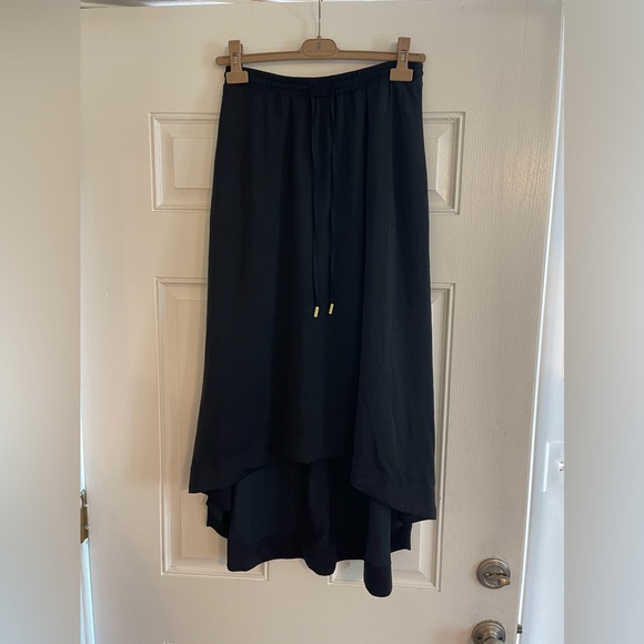 Elegant Black Women's Skirt
Fits like a size Smalll
Excellent Condition - Picture 1 of 2